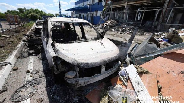 Удар на Броварщині: четверо загиблих на підприємстві «Яготинське для дітей» Знищені автомобілі та зруйнована будівля після ворожого удару по підприємству Яготинське для дітей на Броварщині