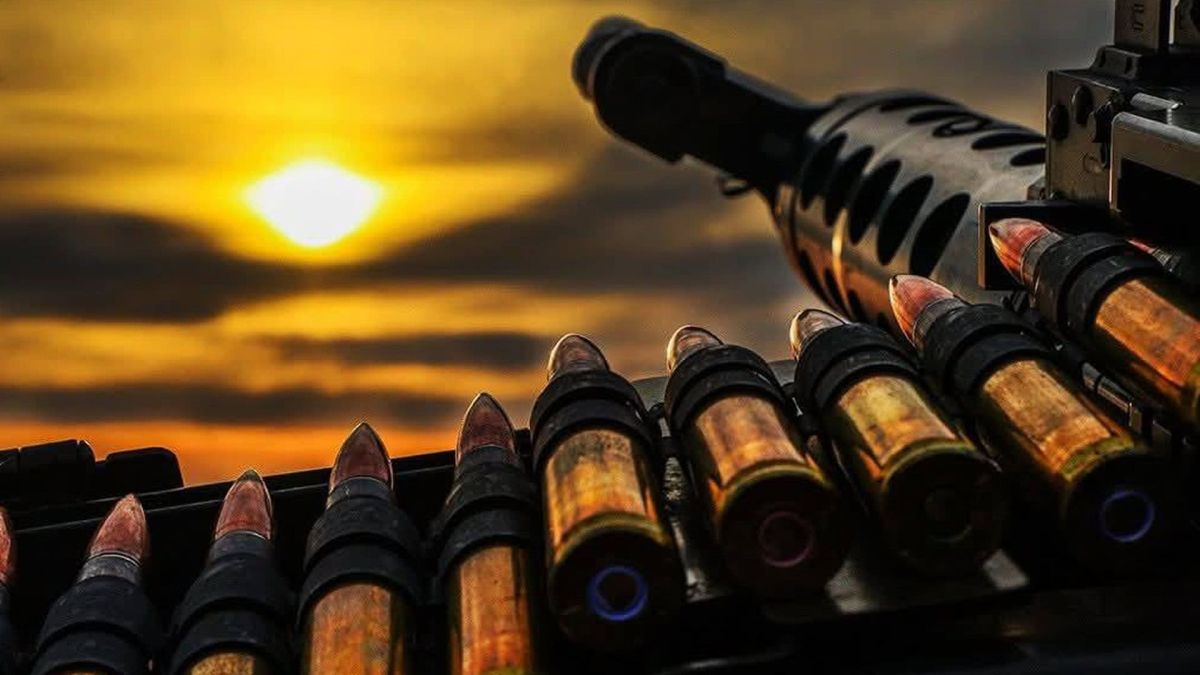 Втрати росіян за добу: 1160 військових і 45 гармат Кулемет і патрони до нього на фоні сонця, що сходить