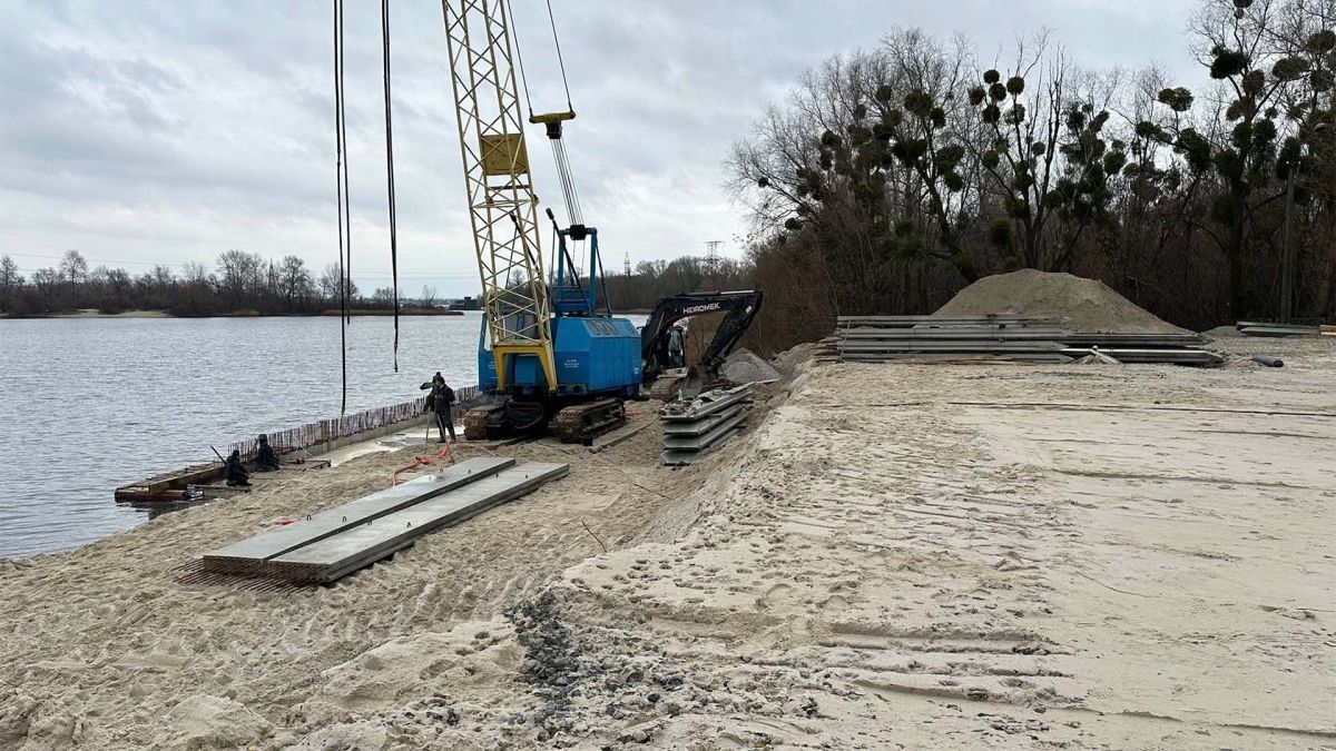 Що будують у Галерній затоці: важка техніка працює в забороненій зоні Екскаватори і бетонні плити на березі Галерної затоки