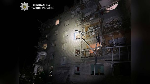 Пожежа у Подільському районі — горить 16-поверхівка на рівні 14–15 поверхів (оновлено) Поліцейські документують наслідки нічної атаки Росії на Київщину — четверо загиблих і 14 постраждалих, серед них двоє дітей