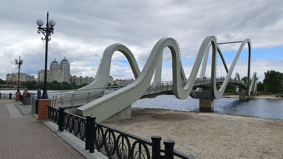 На Оболонському мосту-хвилі розійшлися металеві конструкції – архітектор пояснив причину На Оболонському мосту-хвилі розійшлися металеві конструкції – архітектор пояснив причину