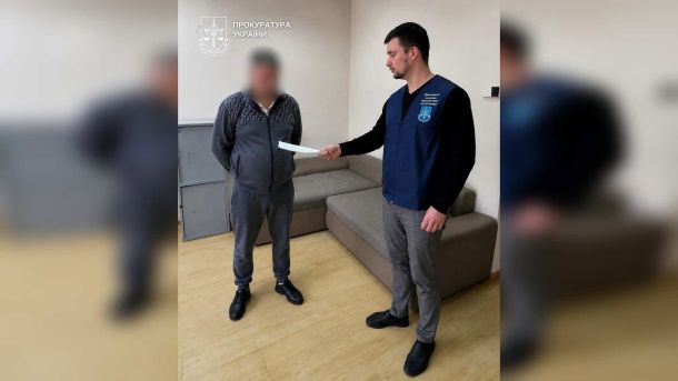 Диверсія на Дарниці: киянин отримав 10 років за підпал шафи Укрзалізниці Прокурор Оболонської окружної прокуратури Києва вручає підозру учаснику схеми з фіктивним бронюванням за 4 000 доларів