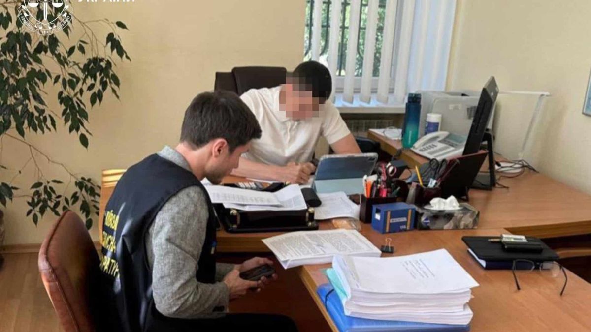 Директора філії «Укрзалізниці» підозрюють у збитках на 48 млн грн Директор філії Укрзалізниці отримав підозру у збитках на 48 млн грн через 184 аукціони із заниженням цін на вагони