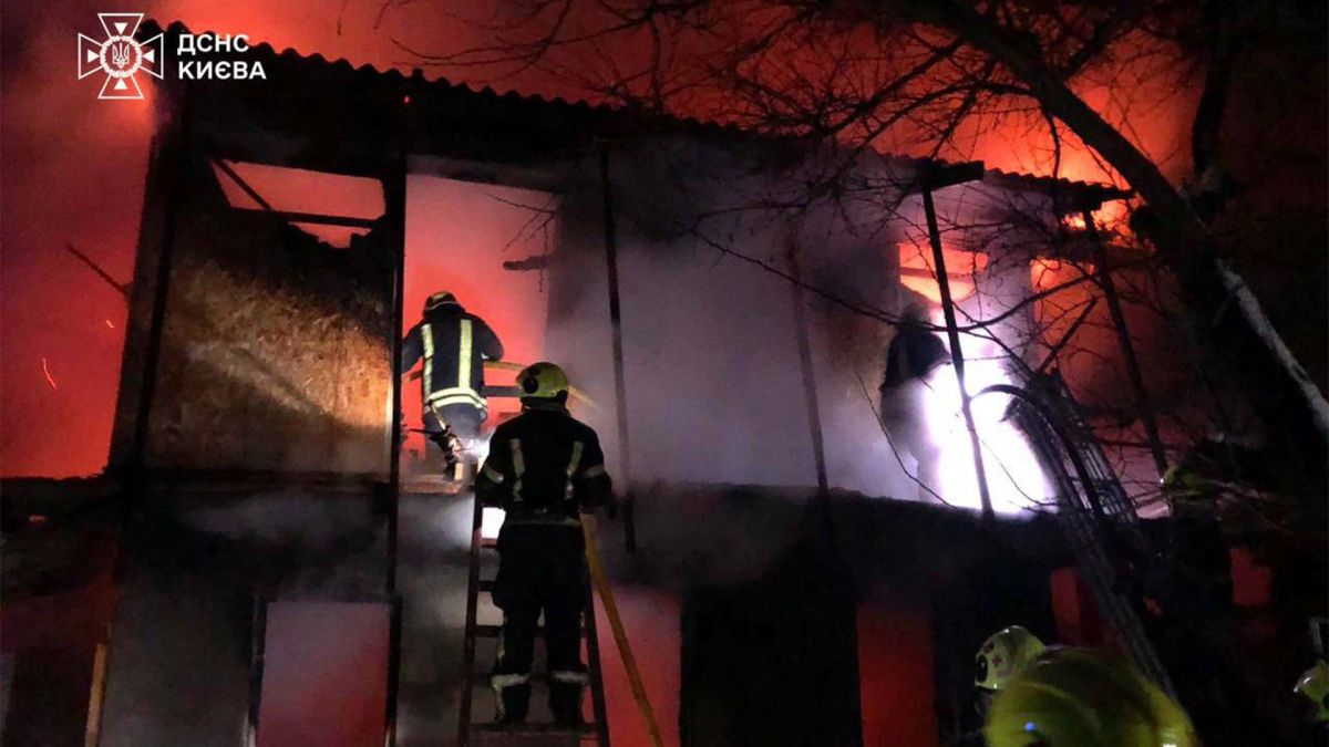У Києві три години гасили господарчу будівлю на вул. Миру Пожежники по драбинах залазять в приміщення в якому вирує полум'я