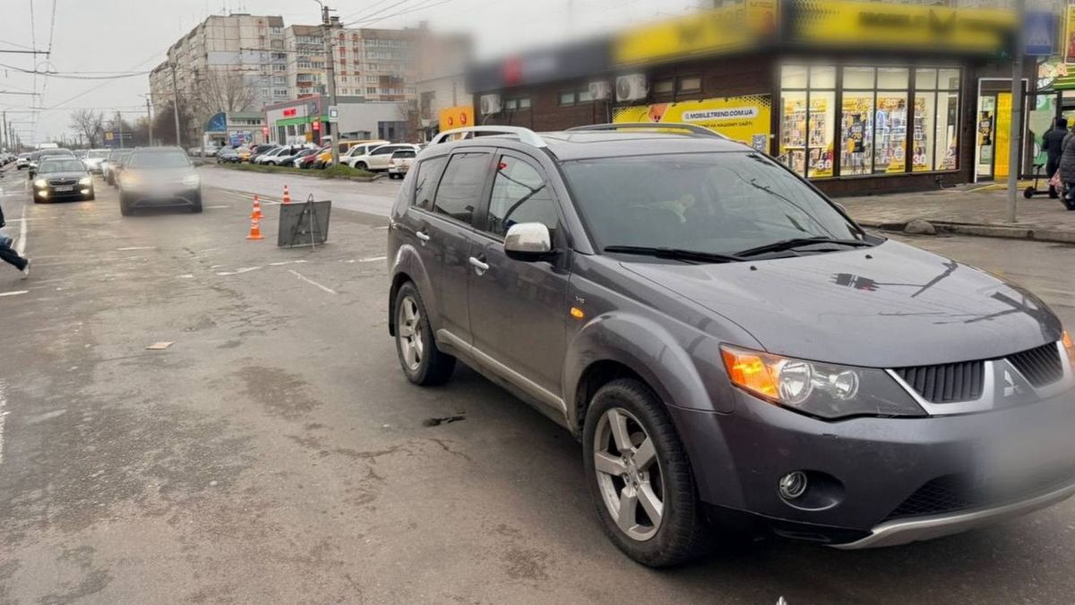Біля Білої Церкви водій збив чотирьох дітей і жінку Автомобіль на дорозі
