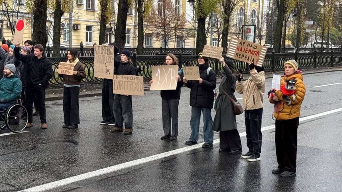 Тричі перекривали бульвар Шевченка: люди з інвалідністю вимагають наземний перехід біля Університету Кияни, зокрема люди на кріслах колісних, перекривають бульвар Шевченка