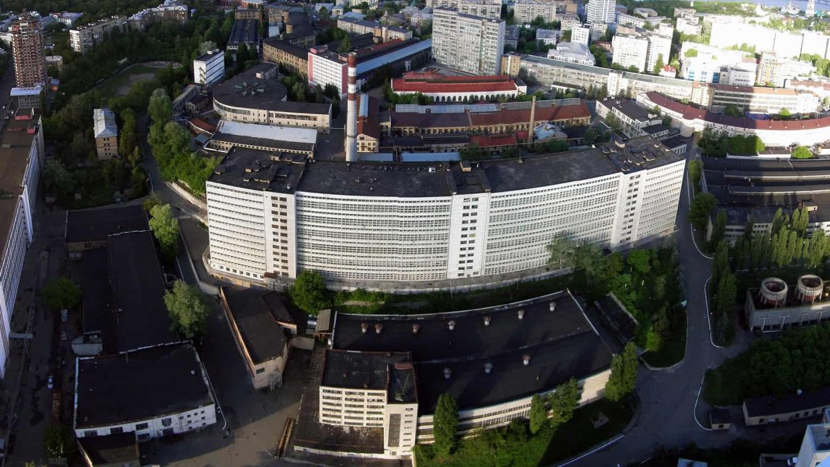 ДБР викрило ексчиновницю, яка допомогла привласнити майно заводу «Арсенал» Аерофотознімок великої напівкруглої білої будівлі та промзони