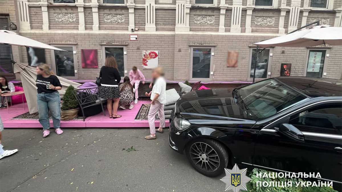 ДТП на Саксаганського: водійка без прав вʼїхала на терасу, постраждала жінка ДТП на Саксаганського: водійка без прав вʼїхала на терасу, постраждала жінка
