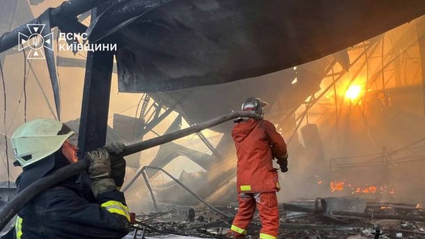 Автобус №131-Н курсуватиме нічним кільцем від вокзалу до «Дарниці» Рятувальники ДСНС гасять пожежу в складській будівлі, навколо завали й уламки конструкцій після займання.