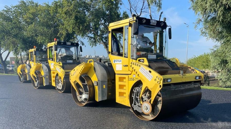 У Києві підрядника з ремонту доріг підозрюють в ухиленні від сплати 30 млн грн податків Три жовті дорожні катки Київавтодору укладають новий асфальт під час ремонту дороги у Києві