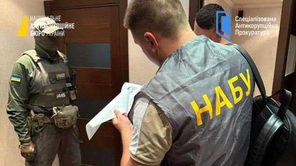 Пожежу на фабриці Roshen у Києві ліквідували: обійшлося без постраждалих Військові збройних сил України та співробітники НАБУ під час перевірки документів біля входу до офісу. Фото ілюструє боротьбу з корупцією в Україні та діяльність антикорупційних органів у Києві.