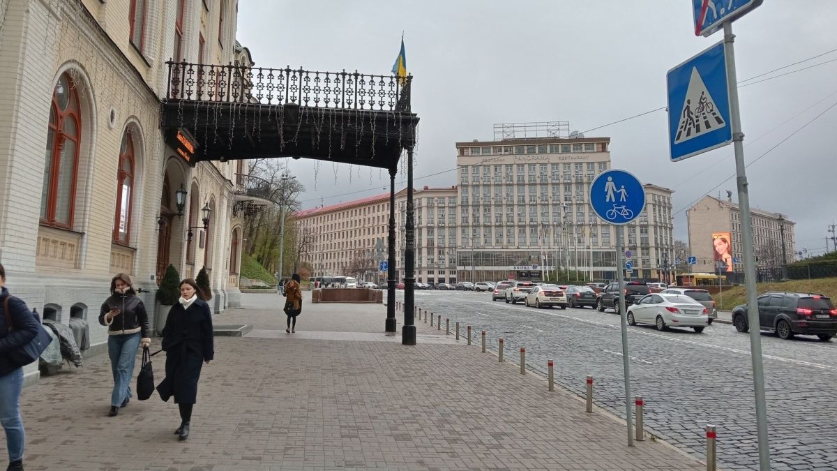 Київ: біля філармонії з’явились інклюзивний перехід і велодоріжка Інклюзивний перехід та нові дорожні знаки біля Київської філармонії