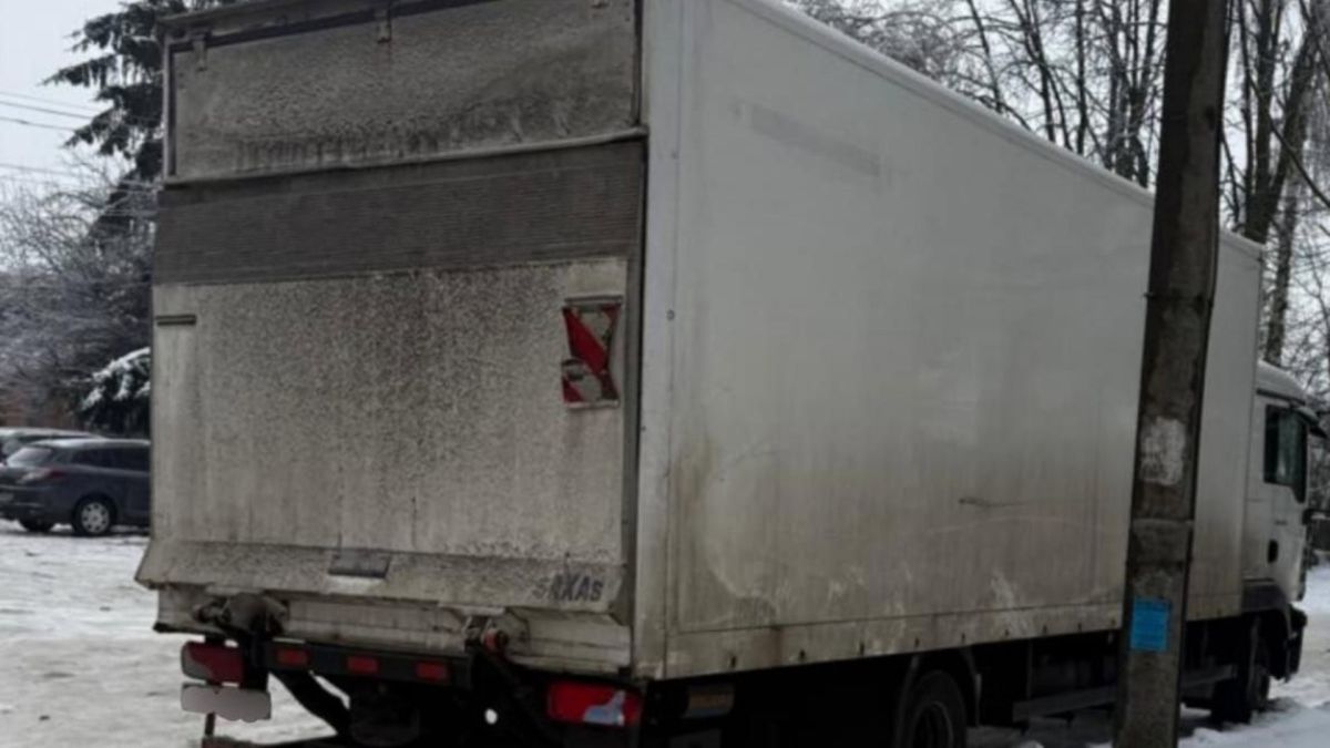 У Фастові водій вантажівки MAN збив жінку під час руху заднім ходом Вантажівка, якою було збито жінку