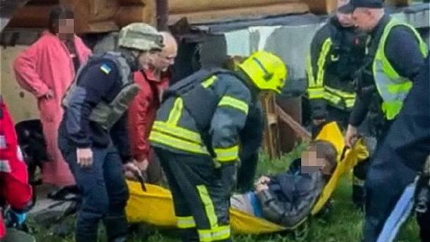 Удар по потягу на Харківщині: 6 загиблих — прокуратура Наслідки російського удару по Бориспільському району Київщини: зруйнований приватний будинок, троє поранених, серед них дитина
