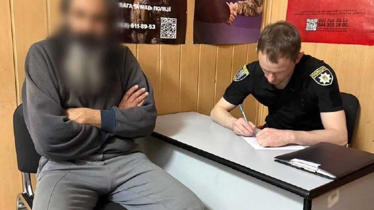 Голий чоловік гуляв Хрещатиком: поліція склала протокол Голий чоловік гуляв Хрещатиком: поліція склала протокол