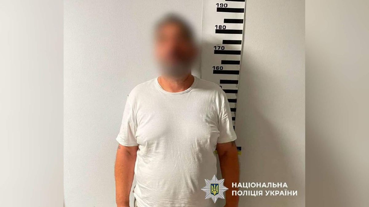 У Дарницькому районі сусід вкрав сейф із 2 млн грн і закопав у лісі Поліцейські затримали 47-річного мешканця Дарницького району, який вкрав сейф із 2 млн грн із квартири сусіда і закопав його у лісі