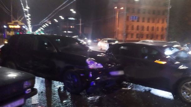 За 6500 доларів до Європи: у Києві викрили «коучів» з гайдом для втікачів за кордон Автомобіль Porsche Cayenne після зіткнення з іншими автівками