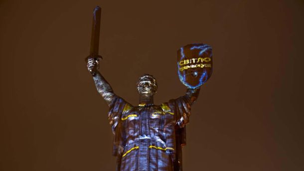 Україна вітає енергетиків: професійне свято тих, хто повертає світло під обстрілами Монумент «Батьківщина-Мати»