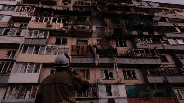 Інцидент біля Деснянського ТЦК: військовий вдарив по авто після нападу цивільного Рятувальник дивиться на будинок, пошкоджений російським обстрілом Києва у ніч на 14 листопада 2025 року