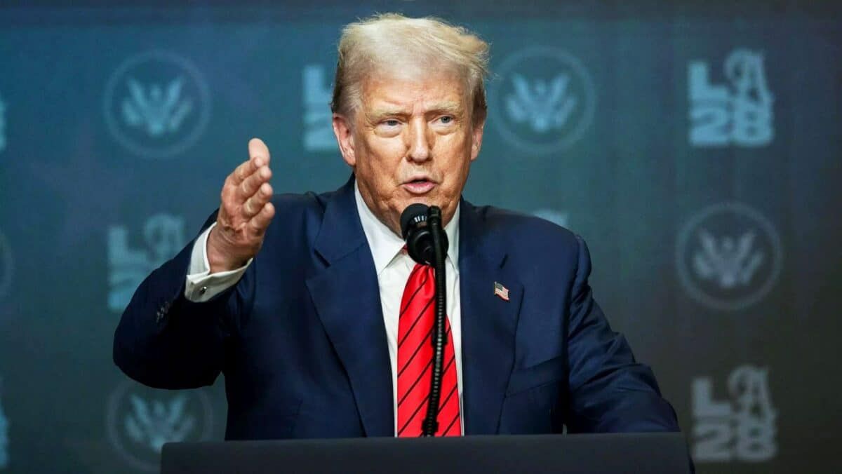 Трамп вимагає від Зеленського «укласти угоду» з Росією Дональд Трамп