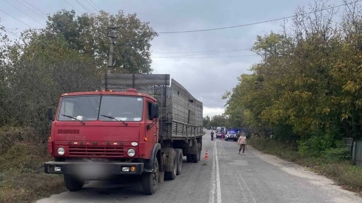 У Сквирській громаді велосипедист загинув у зіткненні з вантажівкою Червона вантажівка Камаз на узбіччі сільської дороги, позаду поліцейське авто і швидка на місці ДТП у Городищі-Пустоварівському
