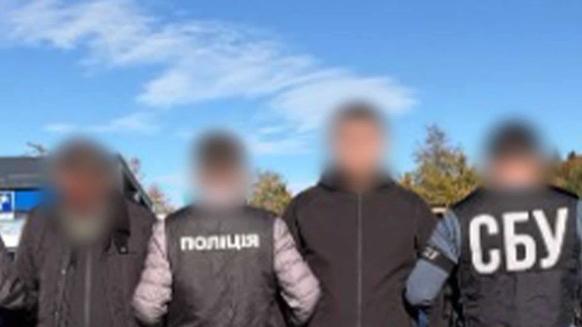 Фіктивні водії й логісти: на Київщині підприємця підозрюють у схемі «бронювання» Співробітники СБУ і поліції ведуть затриманих із розмитими обличчями у справі про схеми ухилення від мобілізації