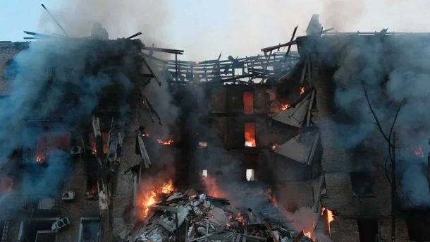 Масована атака на Київ: сім районів постраждали, чотири людини госпіталізовано Зруйнований житловий будинок охоплений вогнем і димом після масованої ракетно-дронової атаки Росії на Київ 24 травня 2026 року