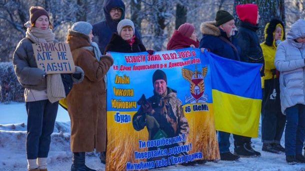 4 серпня в Ірпені — літературний вечір із Сергієм Жаданом у парку Письменників Учасники акції «Голоси тиші» з плакатами і прапором України