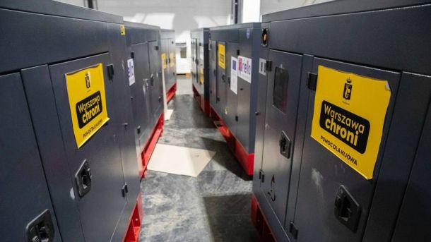 Київ отримав першу партію енергетичного обладнання від Німеччини Великі розпаковані генератори на складі