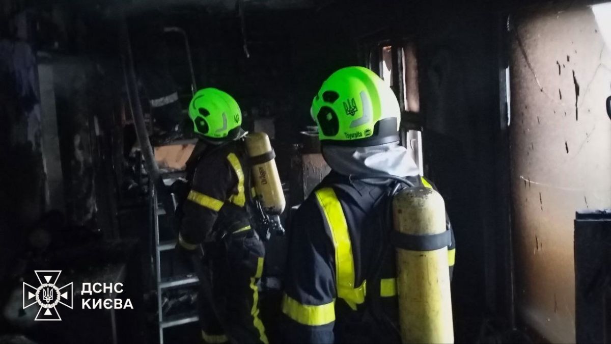 Полум'я на верхніх поверхах: рятувальна операція в Києві Пожежники під час гасіння пожежі