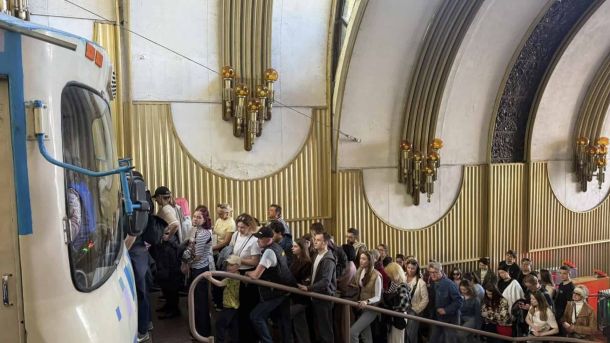 Київрада взялася за правила паркування електросамокатів та електровелосипедів Пасажири стоять у черзі до вагону київського фунікулеру на станції — довга черга у травні 2026 року під час пікового сезону