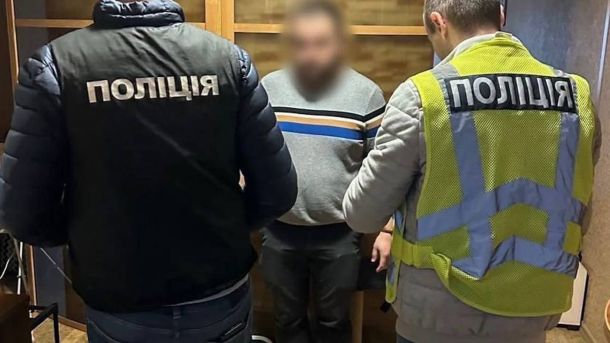У Києві працівники університету обіцяли бронювання за $6000: загрожує до 8 років Поліція Києва розслідує корупційну схему із завищенням цін на канцелярію для шкіл Дніпровського району