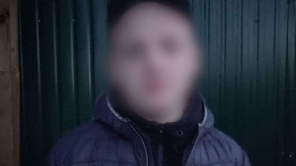 Киянин продавав гуманітарні авто для ЗСУ і отримав $17 000 Поліцейські біля викраденого автомобіля ВАЗ, знайденого в лісосмузі поблизу Білої Церкви на Київщині