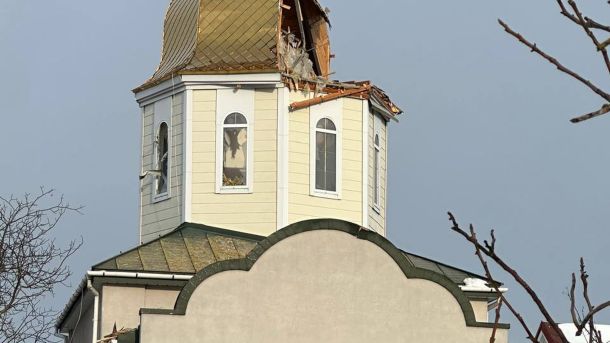 Атака на енергетику: понад 103 тисячі без світла на Волині Купол православної церкви у Бориспільському районі з пробоїною в покрівлі після ракетно-дронової атаки Росії 22 лютого 2026 року