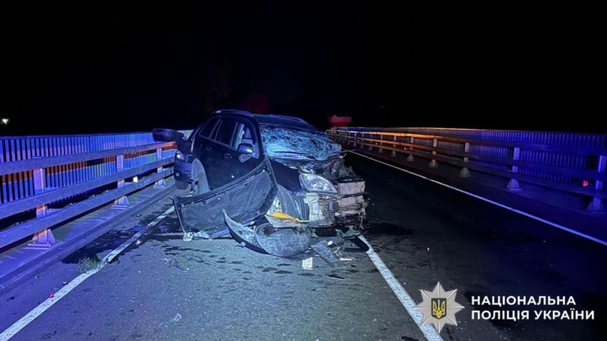 Смертельна ДТП на Київщині: п’яний водій вилетів на зустрічну смугу Пошкоджене авто після ДТП, навколо працює поліція