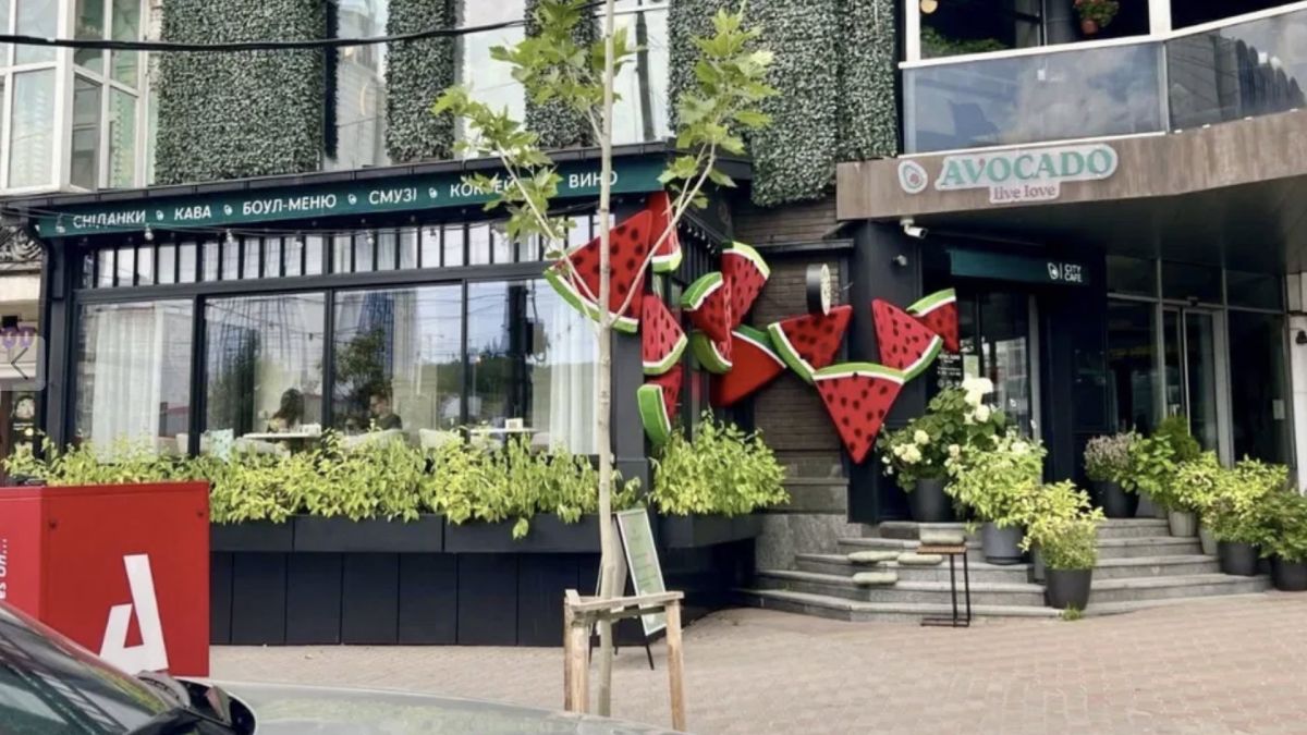 У Києві закрилося кафе з кавунами на фасаді: оренда 150 тисяч на місяць Кав'ярня зі скибками кавуна на фасаді