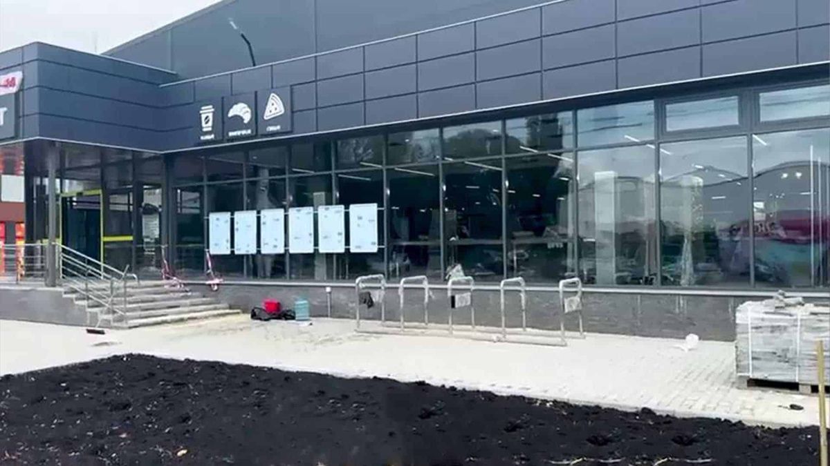 Бородянка безбар'єрна: 36 із 56 закладів облаштовують пандуси фасад магазина вхід облаштований пандусом