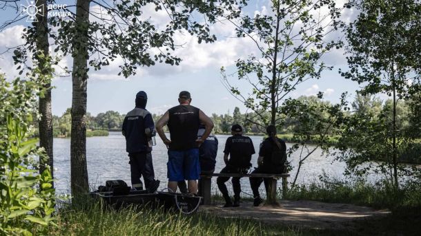 На озері Редькине в Оболоні другу добу шукають потонулого чоловіка Водолази ДСНС обстежують озеро Редькине в Оболонському районі Києва під час пошуків потонулого чоловіка, зниклого 20 червня