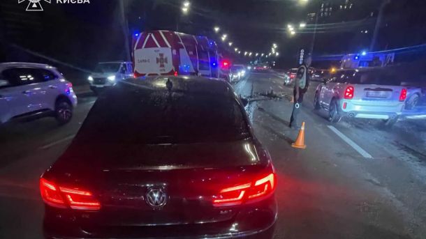 Завод на Куренівці отруював повітря 7 районів: справа в суді Рятувальники деблокують водія BMW після ДТП на бульварі Міхновського в Печерському районі Києва 29 червня