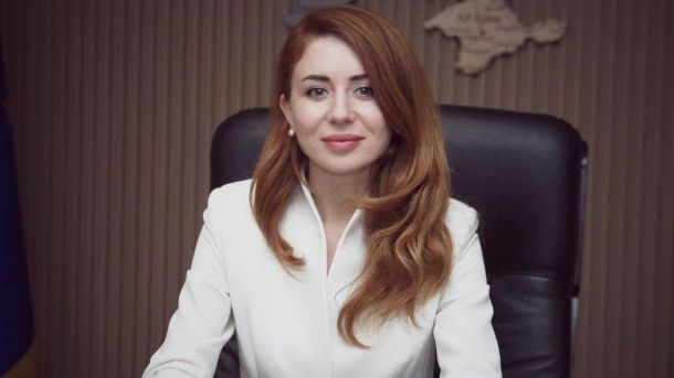 4 млрд грн для військових: Київрада має затвердити рішення Світлана Гринчук сидить за столом в кабінеті