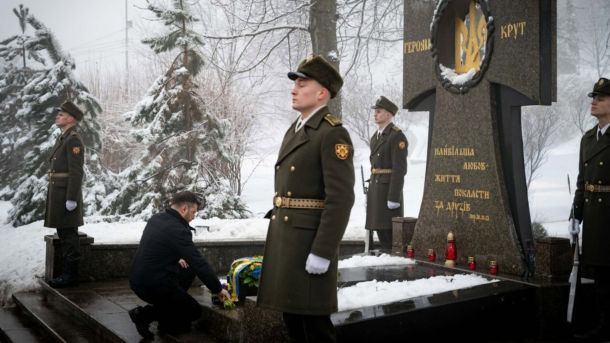 Київські школи відновлюють навчання з понеділка — що вирішила КМДА Президент Володимир Зеленський під час покладання вінка до пам'ятника