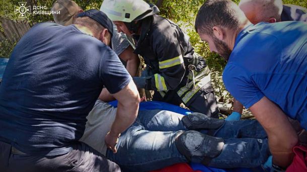 День дебютного кіно: 13 вересня в Українському домі покажуть найкращі короткометражки рятувальники несунь на ношах потерпілого
