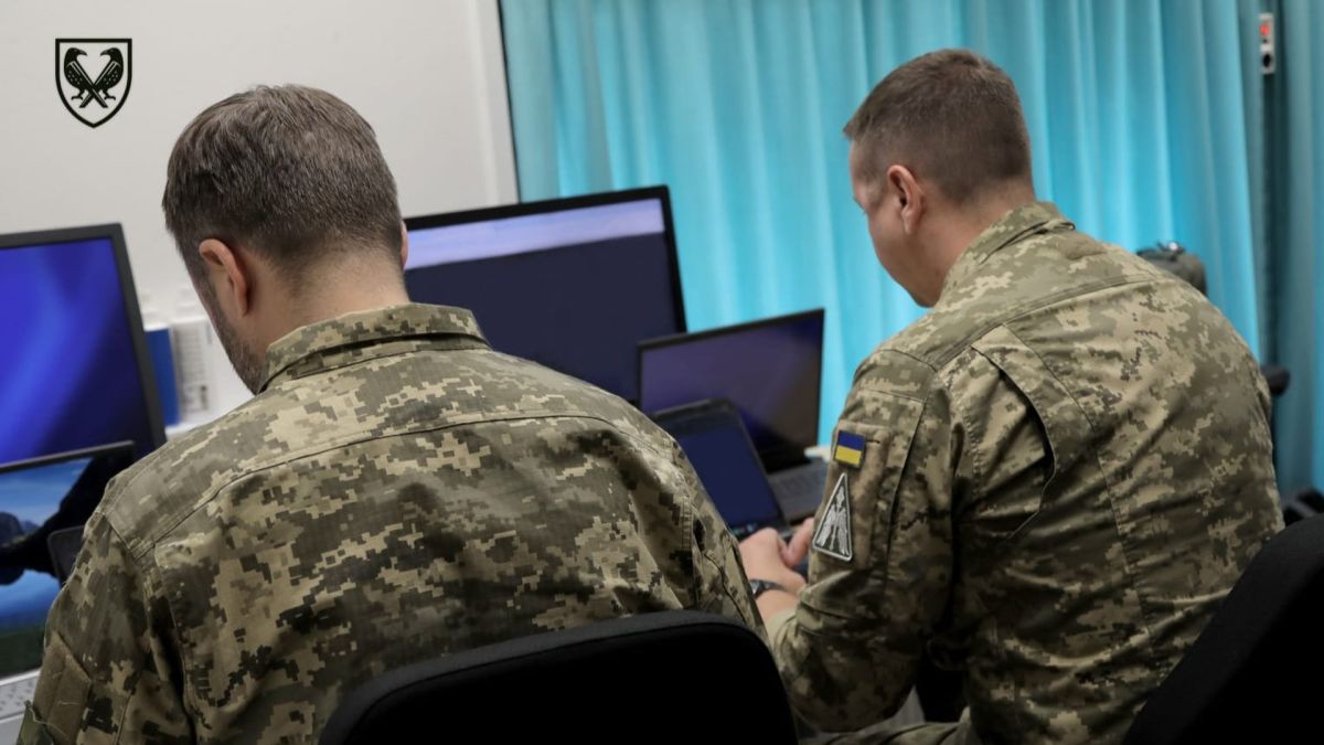 Рада підтримала створення Кіберсил ЗСУ: 255 голосів Двоє військових сидять за компʼютерами