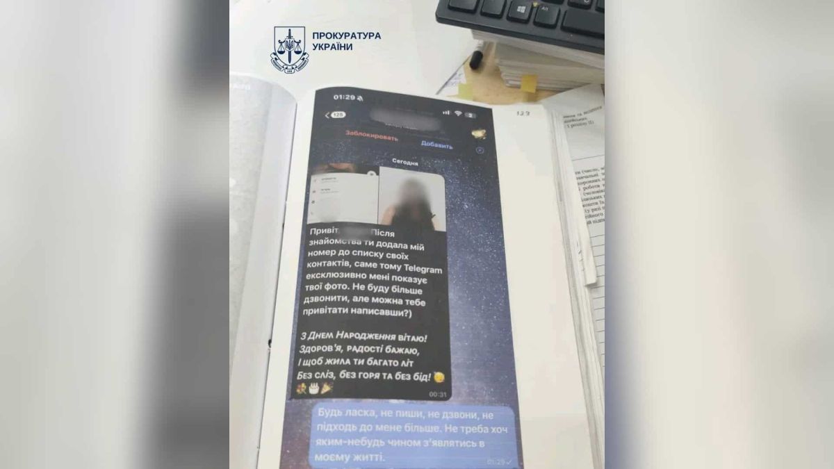 Киянина підозрюють у переслідуванні 11 жінок та зламі їхніх акаунтів Силует чоловіка біля смартфона — київський підозрюваний переслідував 11 жінок і зламував їхні акаунти з 2017 року