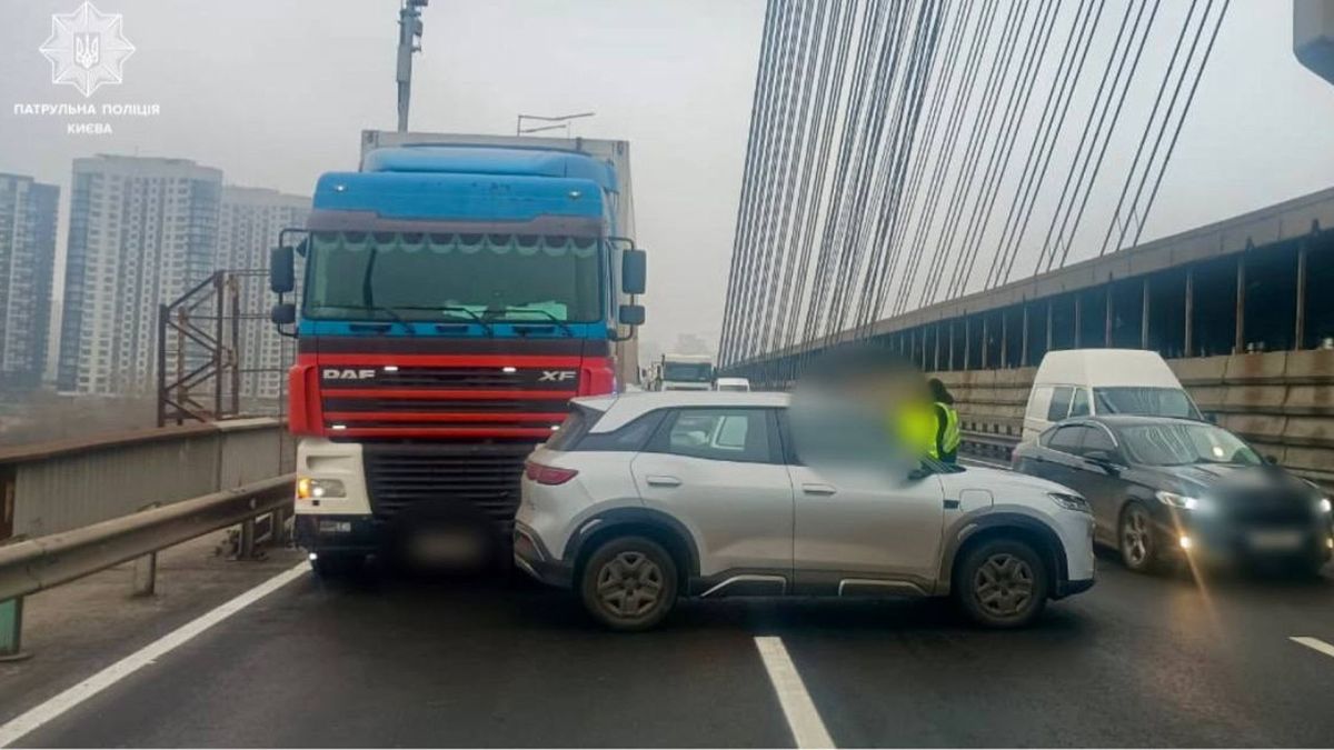 Південний міст заблокований через ДТП: як обʼїхати ДТП за участі кількох автомобілів