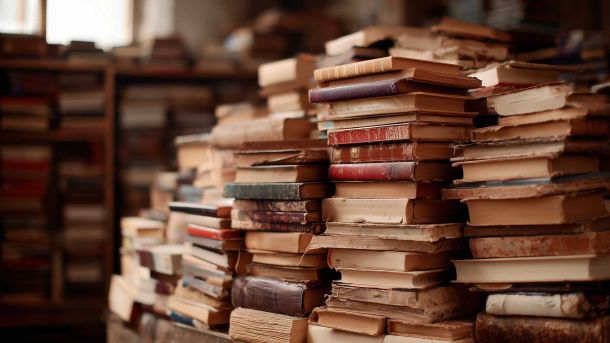 Україна переходить на зимовий час: 26 жовтня Стоси старих книг