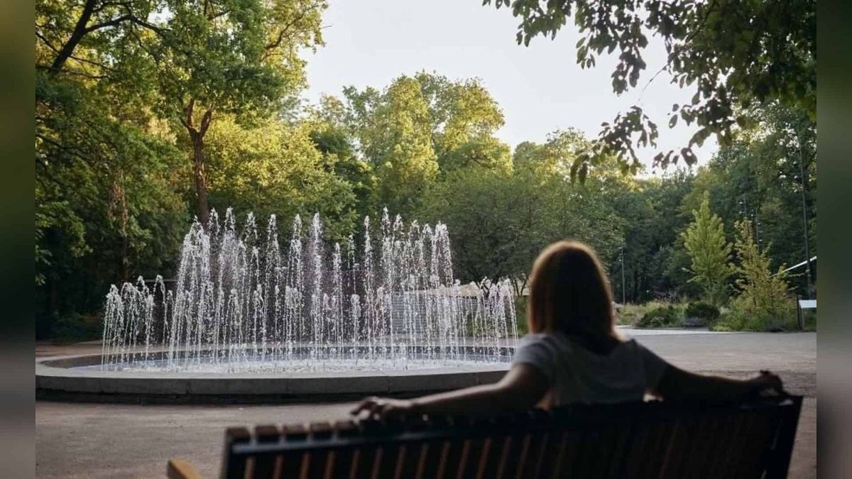 Історичний фонтан на ВДНГ відновили з підсвіткою після років занедбаності Відновлений історичний фонтан на ВДНГ біля Терапевтичного саду з новою вечірньою підсвіткою у 2026 році