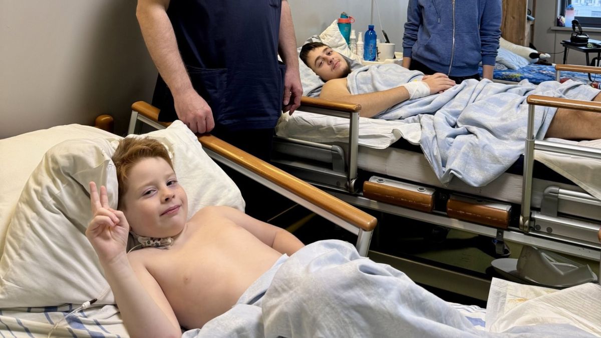 Охматдит врятував двох братів із Херсону після танкового обстрілу 17-річний Анатолій і 8-річний Артем в Охматдиті