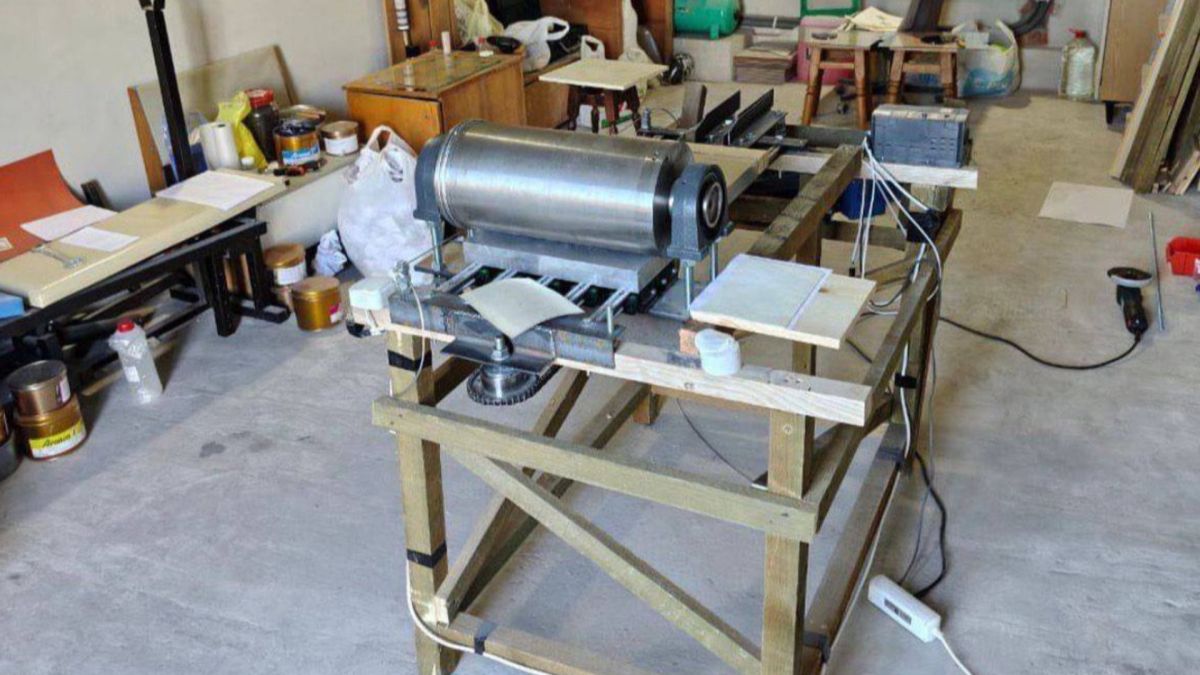 Друкарня фальшивих доларів на Київщині: обвинуваченому загрожує до 10 років Вилучені підроблені 100-доларові купюри та обладнання для виготовлення фальшивих грошей на Київщині