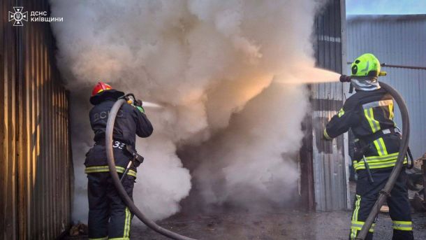 Пожежа на пилорамі під Білою Церквою: що з’ясувала ДСНС Пожежа і рятувальники її гасять, на них валить білий дим